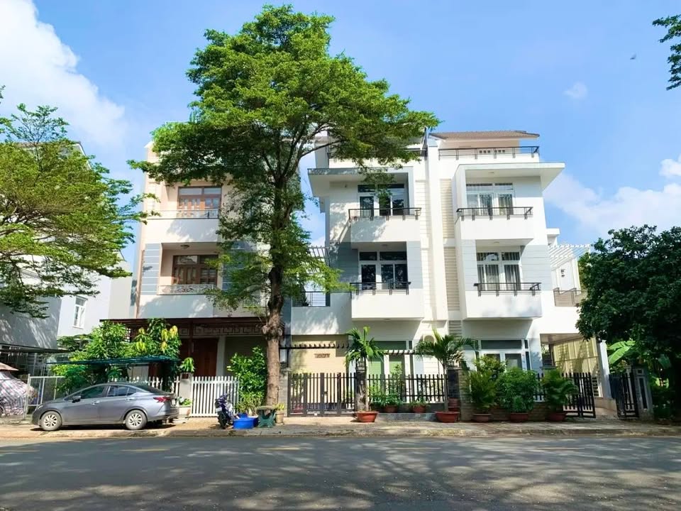 Biệt thự cao cấp Gia Hoà, Thủ Đức, 133m² giá 18.3 tỷ - Vị trí đắc địa, sổ đỏ chính chủ!