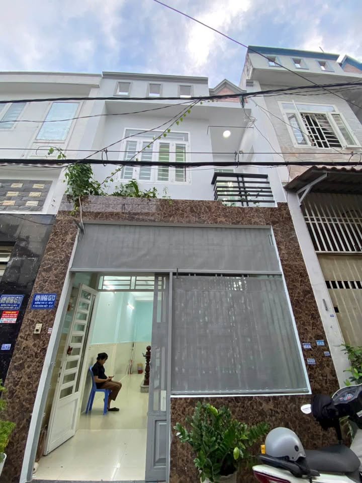 Nhà riêng 1 lầu Hẻm 5m thông xe tải, Quận 12, giá chỉ 3.25 tỷ - Sổ hồng chính chủ!