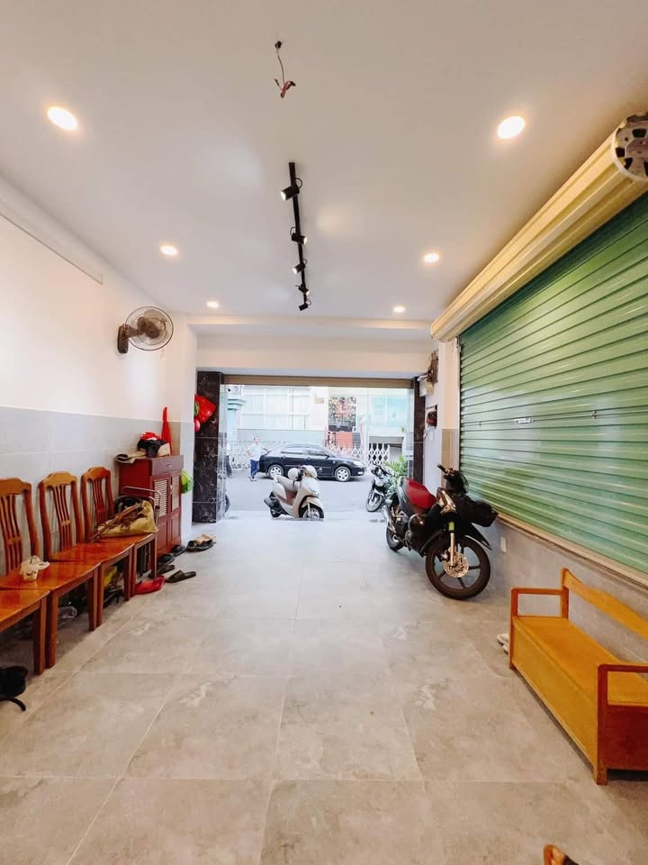 Nhà đẹp 2 tầng đường Hoàng Diệu, quận 4, 45m² giá 10.5 tỷ - Vị trí trung tâm đắc địa!