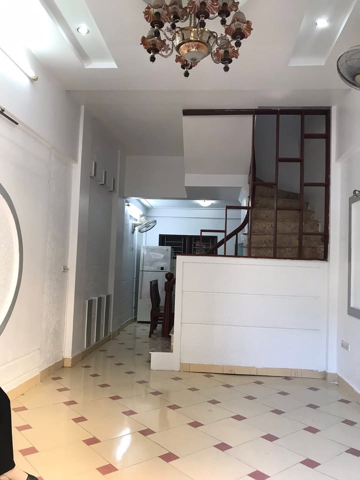 Nhà cho thuê ngõ 562 Lĩnh Nam, Hoàng Mai 32m² giá 11 triệu - Đỗ ô tô cửa