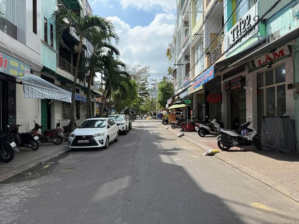 Bán gấp 2 căn liền kề mặt tiền Ngô Quyền, Quy Nhơn, 77m² chỉ 10.2 tỷ - Cơ hội đầu tư tuyệt vời!