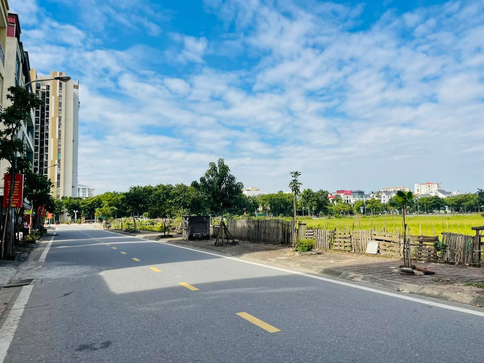 Đất nền Giang Biên Long Biên 90m² giá thỏa thuận - Sổ đỏ chính chủ, vị trí đắc địa!