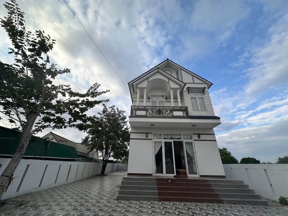 Nhà lầu mái thái mặt tiền Quốc lộ 1A xã Tân Lập 385m² giá 4.99 tỷ - Sẵn sàng vào ở ngay!