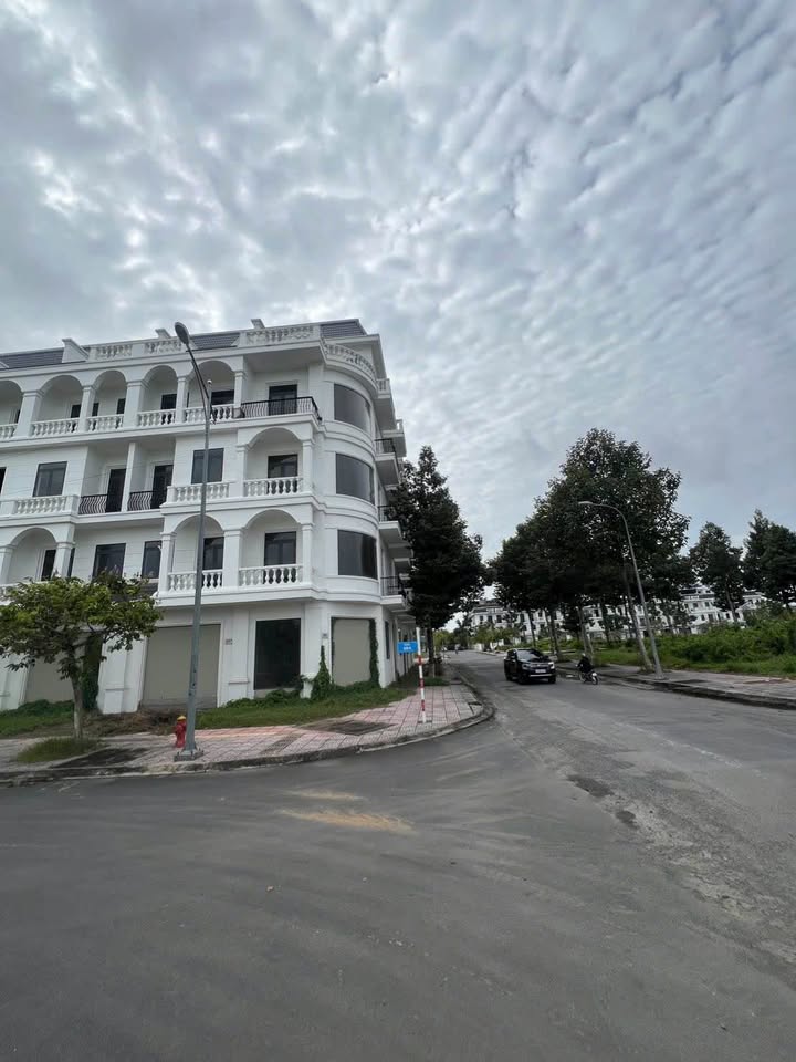 Nhà phố 1 trệt 4 lầu mặt tiền Võ Văn Kiệt, Vĩnh Long - Giá chỉ 11 tỷ!