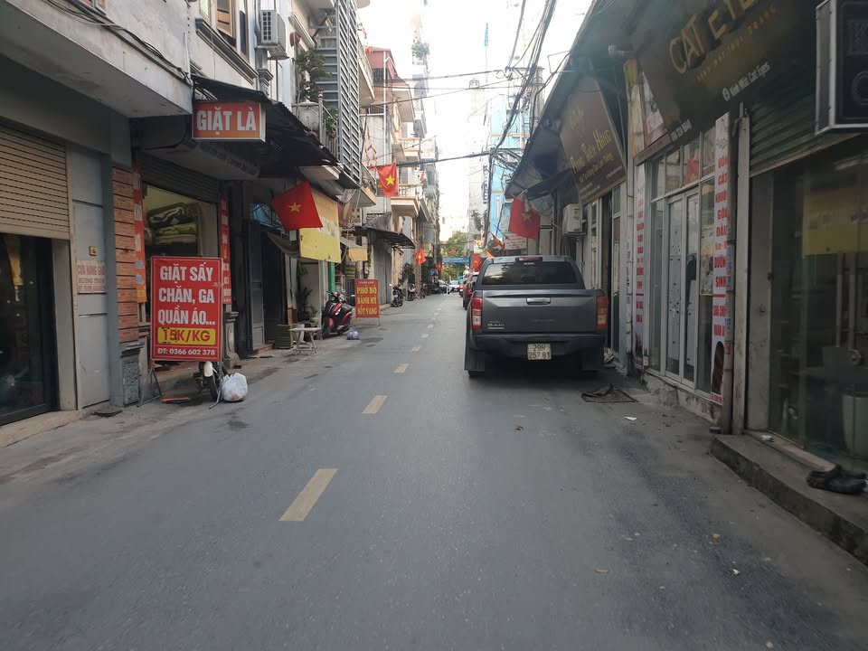 Nhà phố Tân Mai 40m² giá 8 tỷ - Ô tô đỗ cổng, sổ đỏ chính chủ!