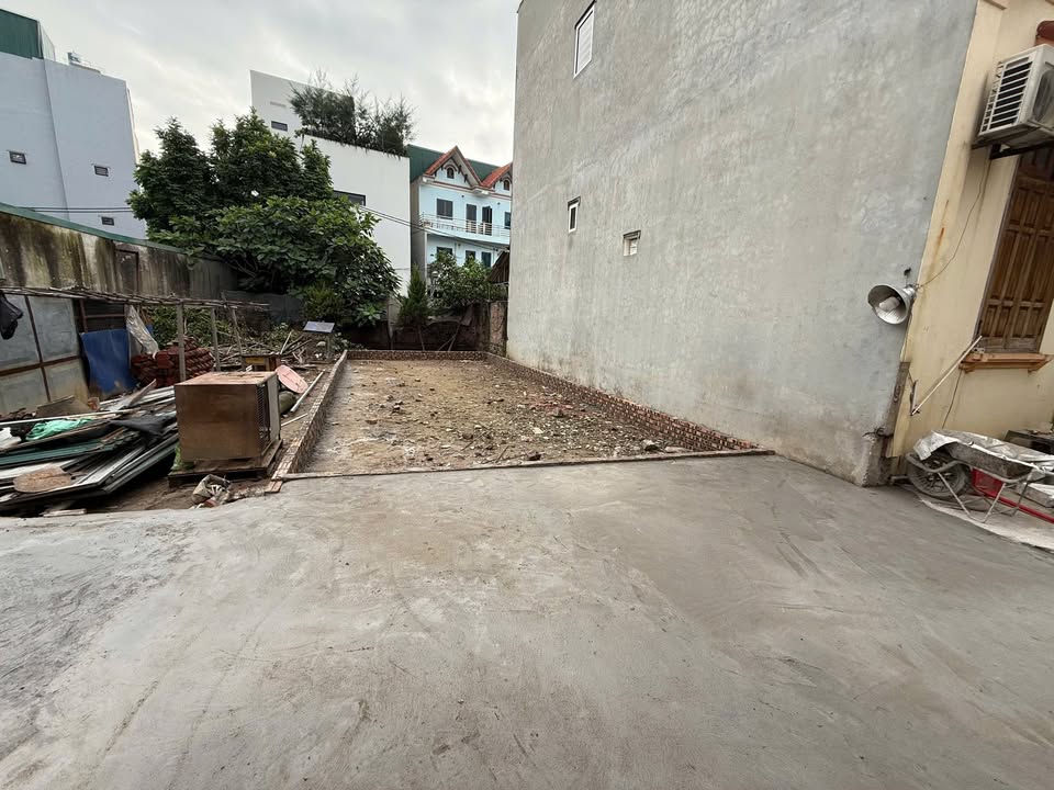 Đất nền Cự Khối 62m² giá 8.98 tỷ - Mặt tiền 5m, ô tô 16 chỗ ra vào thoải mái!