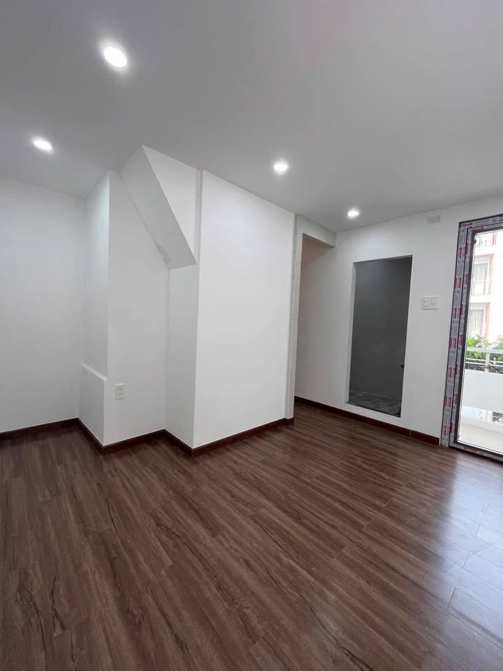 Nhà 5 Tầng 104 Thành Thái, P12, Q10, 90m² - Full Nội Thất, Sẵn Sàng Vào Ở!