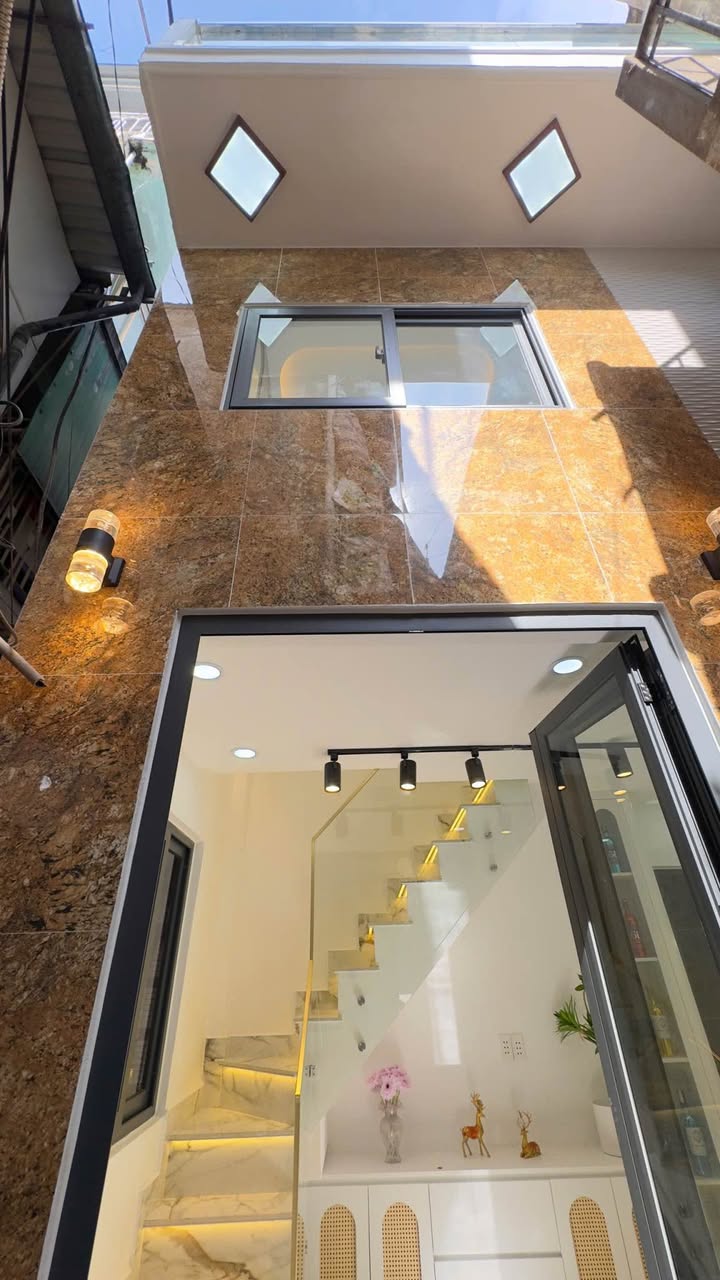 Nhà 3 tầng Cô Giang, Quận 1, 12m² chỉ 1.99 tỷ - Vào ở ngay!