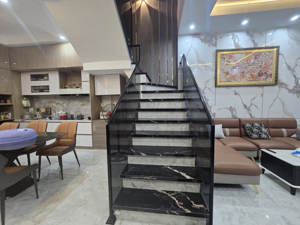 Nhà phố đường Phù Đổng, Hòa Xuân, 118m² giá 6 tỷ - Thiết kế sang trọng, đầy đủ nội thất!