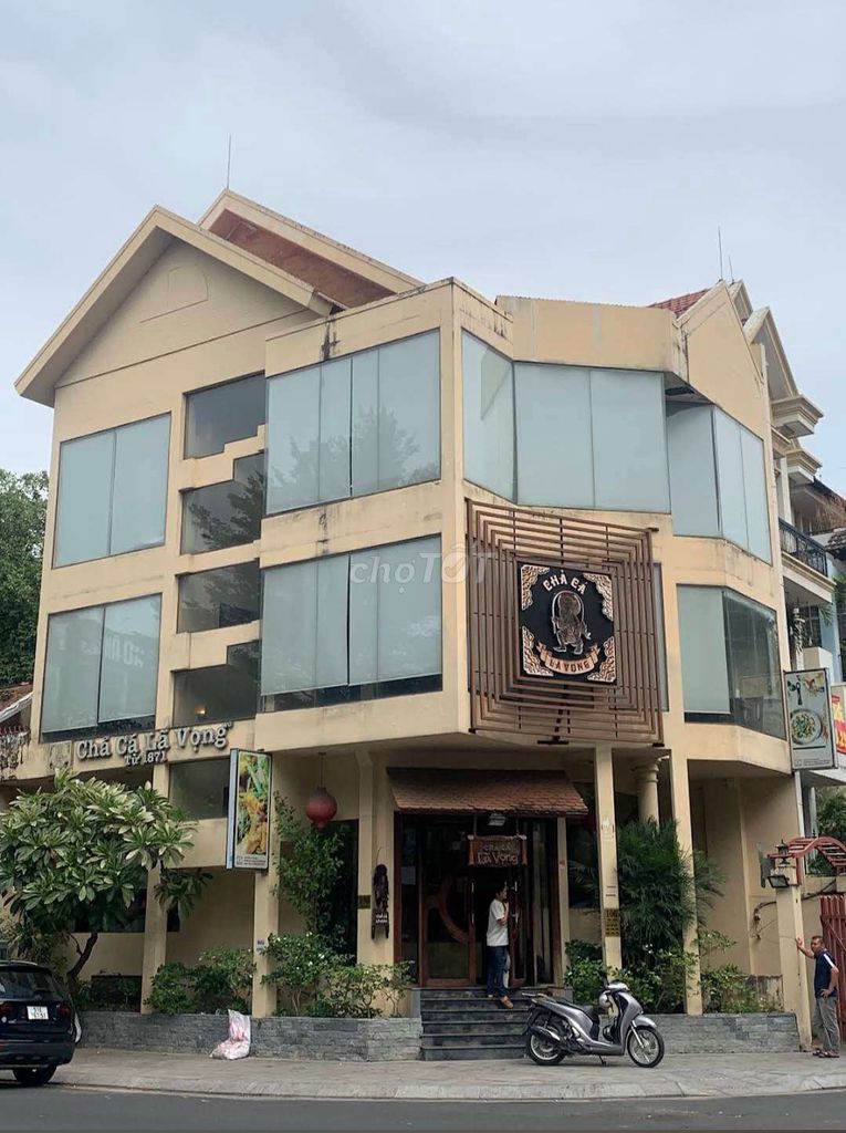 Cho thuê văn phòng góc 2 mặt tiền Phan Xích Long 150m² giá 100 triệu - Vị trí đắc địa ngay phố đi bộ!