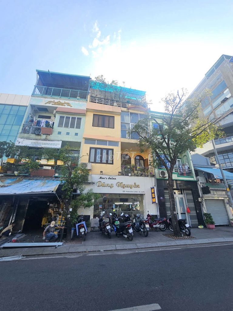 Nhà Mặt Tiền Đường Phan Xích Long, Phú Nhuận 240m² - Kinh doanh sầm uất ngay ngã tư!