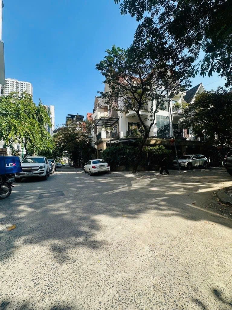 Bán biệt thự khu đô thị Mỹ Đình 136m² giá 44 tỷ - Vị trí đắc địa, kinh doanh thuận lợi!