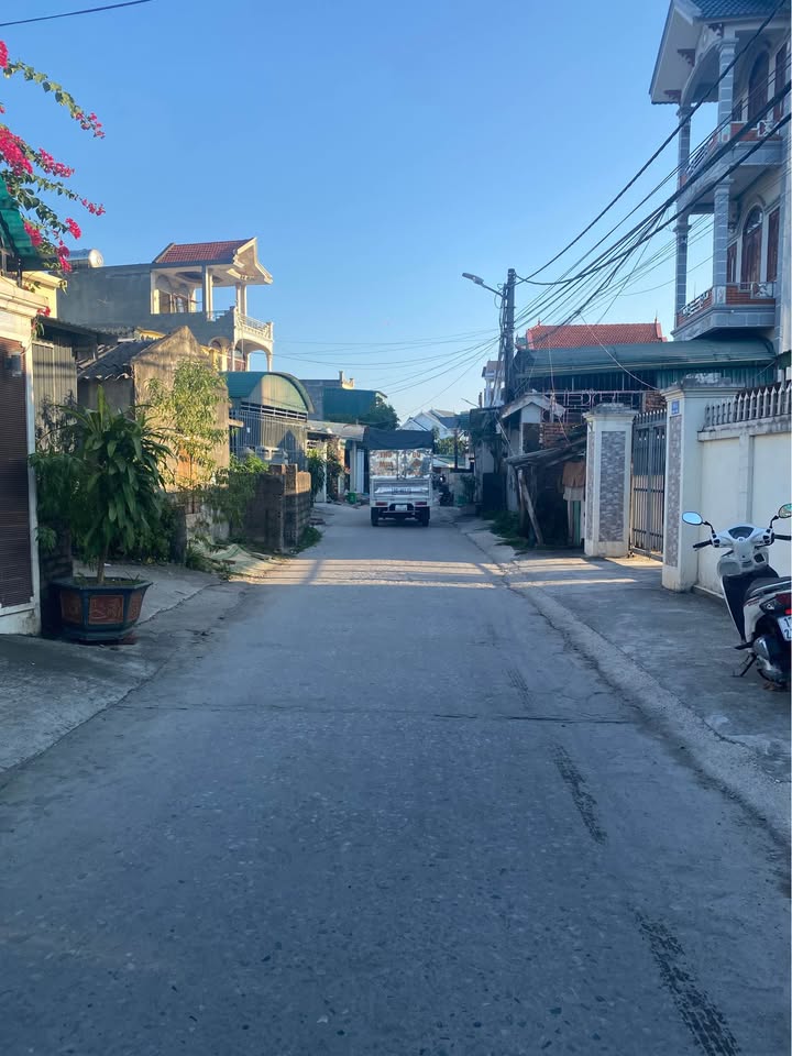 Đất nền khu 3 Hải Hòa Móng Cái 92m² giá 2.1 tỷ - Vị trí đắc địa, tiện lợi!