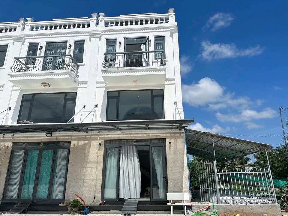 Nhà góc hoàn thiện ngay tại Khu đô thị mới Thị Trấn Thới Lai, Cần Thơ - Sẵn sàng dọn vào ở!