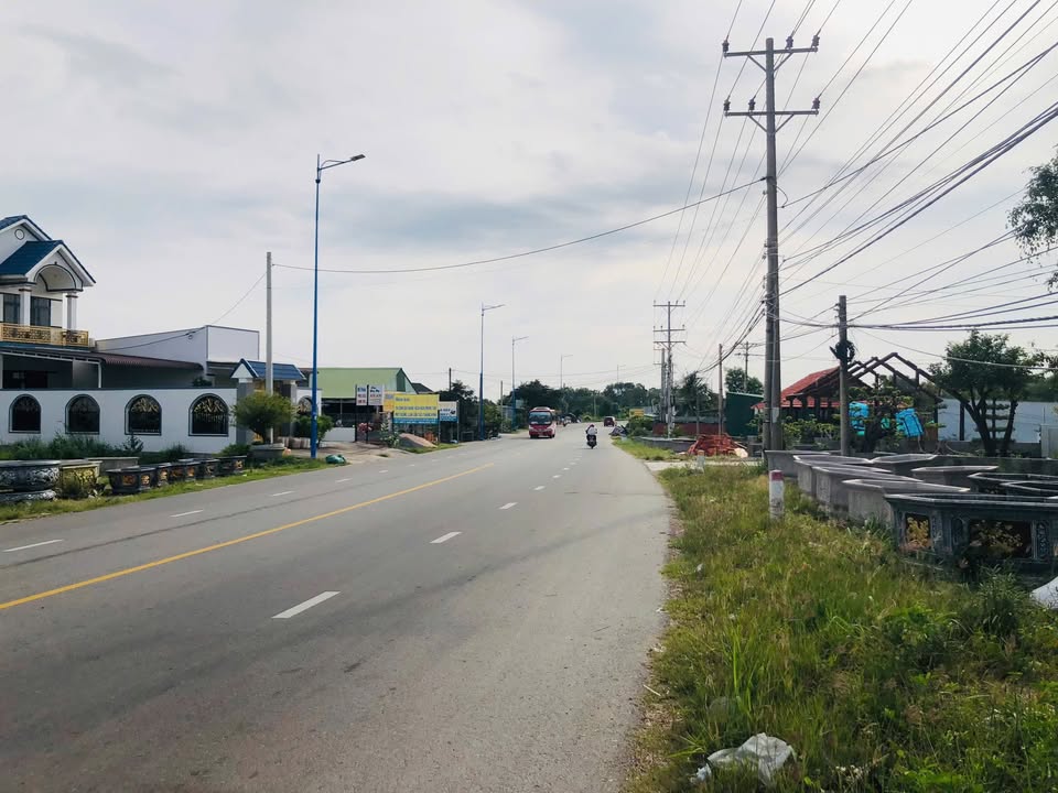 Đất mặt tiền đường Nguyễn Chí Thanh, Tân Bình, La Gi 196m² giá 2.25 tỷ - Đầu tư sinh lời cao!