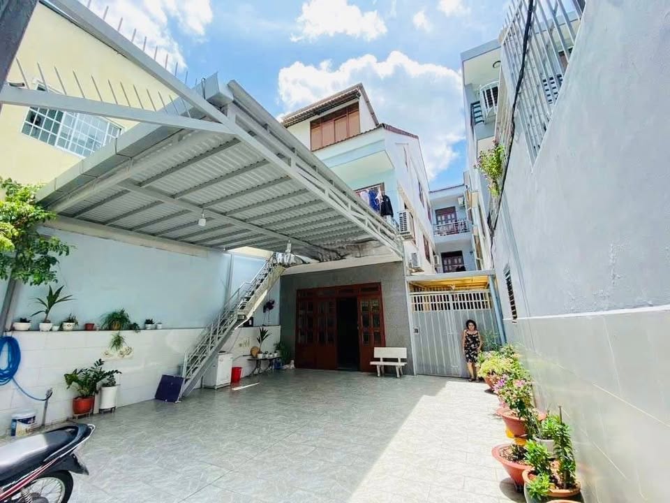 Nhà hẻm xe hơi 232m² quận 4 giá 15 tỷ - Đầu tư sinh lời trong tầm tay!