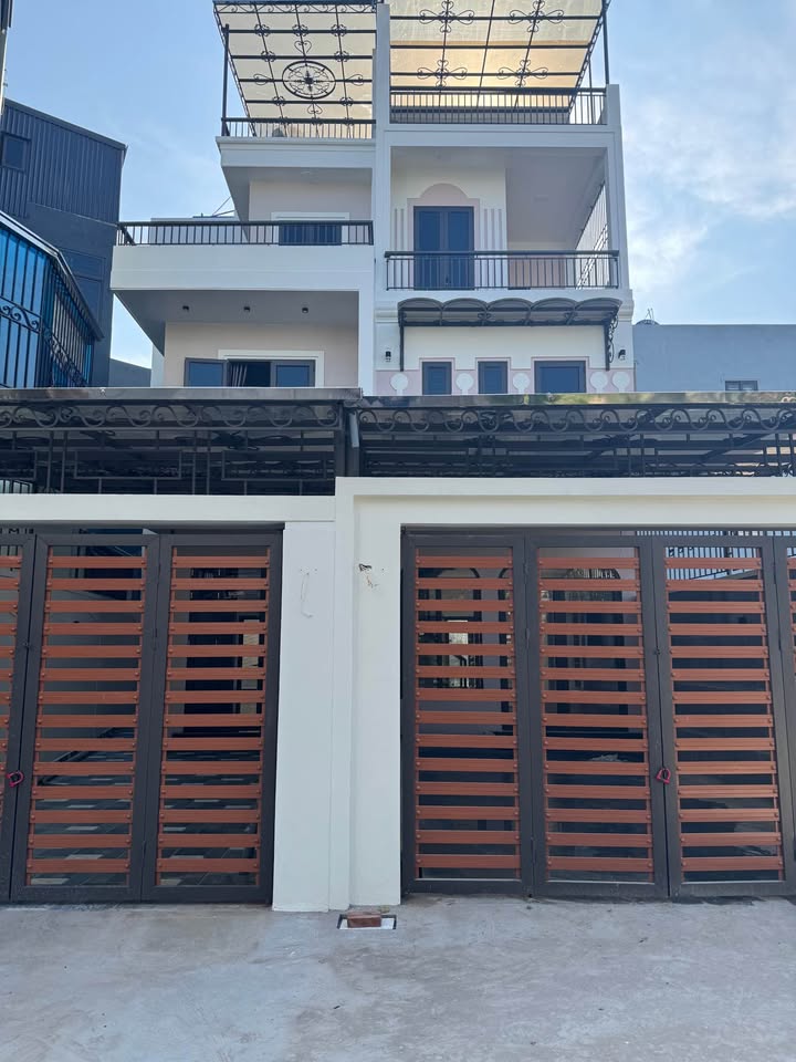 Nhà phố Lộc Vượng Nam Định 112m² giá 3.7 tỷ - Ô tô vào tận sân!