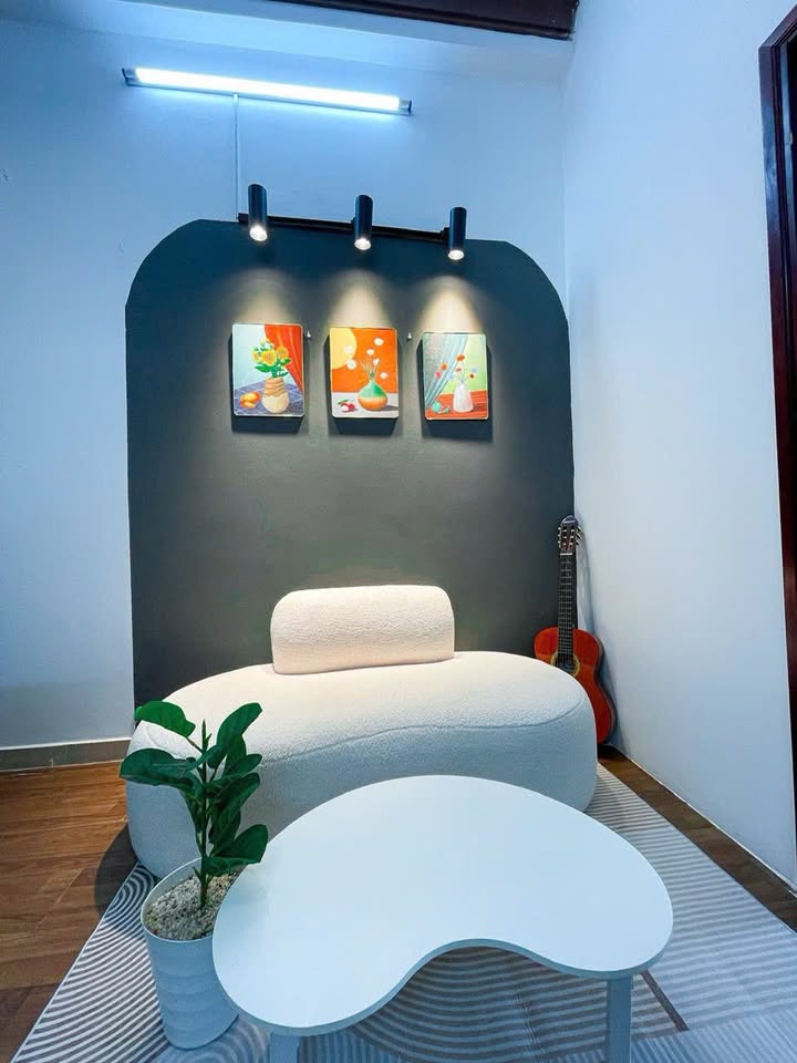 Căn hộ cho thuê 2 phòng ngủ Sư Vạn Hạnh, Quận 10 - Ban công rộng rãi, gần hồ bơi và sân tennis!