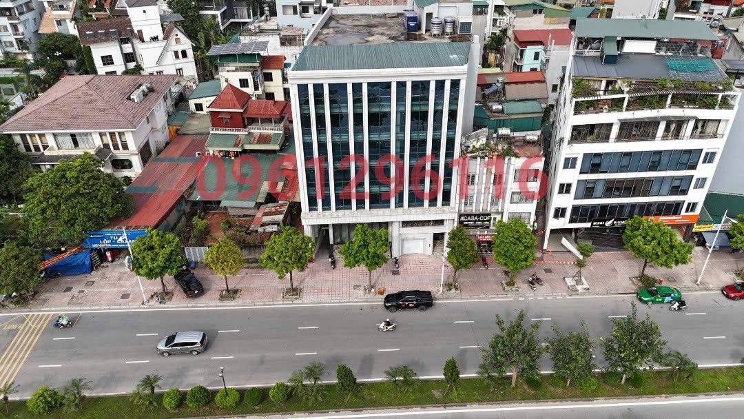 Cho thuê văn phòng tòa nhà Hồng Tiến quận Long Biên 480m² - Mặt tiền 17m, view cầu Trần Hưng Đạo!