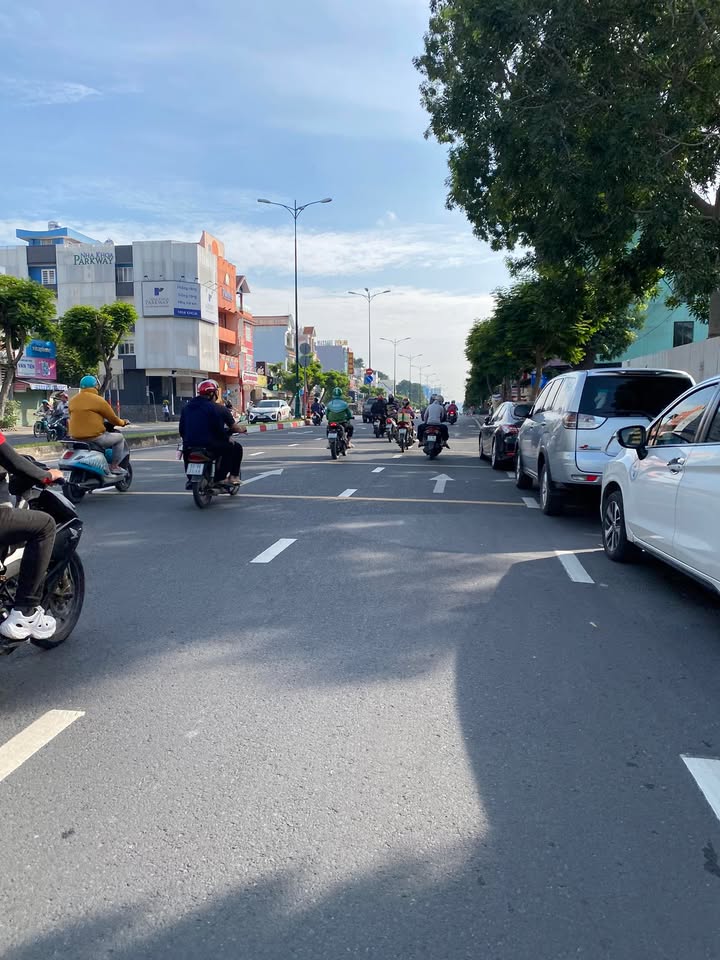 Đất nền 100m² tại 182 Lã Xuân Oai, Thủ Đức - Giá chỉ 7.9 tỷ - Tiện xây nhà phố hoặc CHDV!