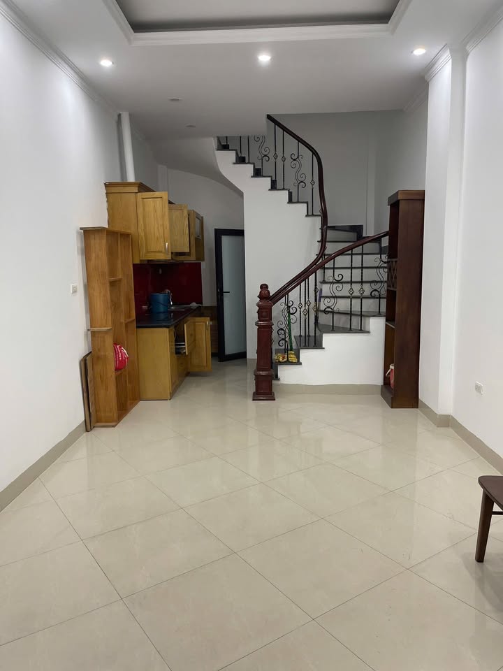 Nhà nguyên căn 5 tầng Nguyễn Văn Cừ, 30m² chỉ 8,5 triệu - Full nội thất, gần cầu Chui!