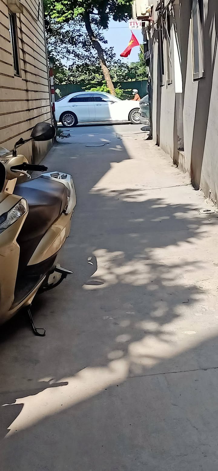 Nhà 5 tầng hiện đại tại Thạch Bàn, Long Biên 41m² giá 8 tỷ - Ô tô đỗ cửa, thiết kế độc đáo!