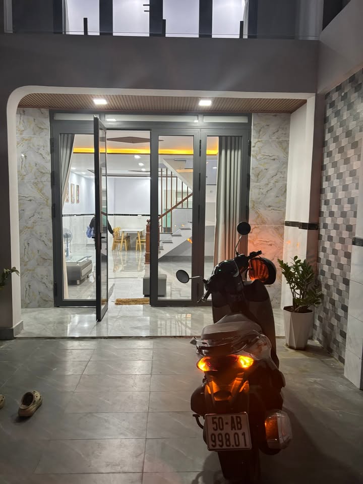 Nhà 1 trệt 1 lầu Đình Phong Phú, Quận 9 - 160m² giá 7.35 tỷ - Đậu ô tô thoải mái!