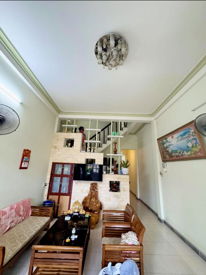 Nhà hẻm ô tô 2 tầng tại Quang Trung, Quy Nhơn 68.6m² giá 4.25 tỷ - Tiện nghi đầy đủ, gần chợ và trường học!