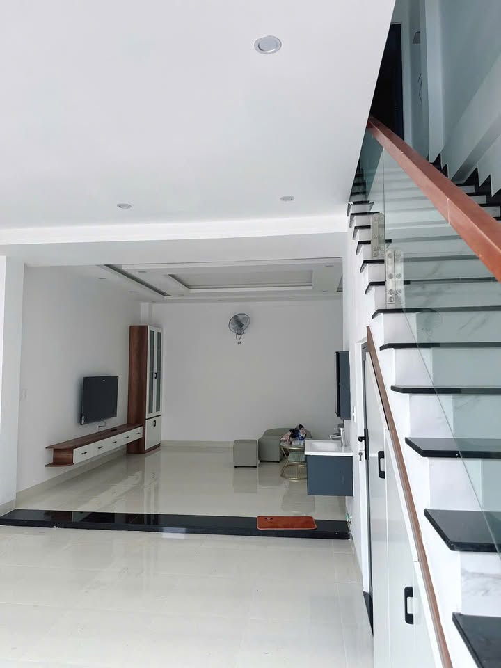 Nhà phố Hẻm 404 Hùng Vương, Tân An 150m² giá 3.18 tỷ - Nội thất đầy đủ, sẵn sàng ở ngay!