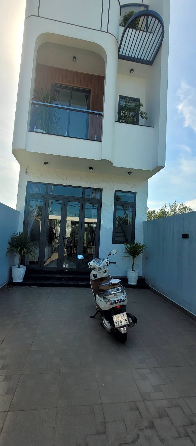 Nhà mặt tiền kinh doanh ĐX 082 Định Hòa, 125m² giá 5.29 tỷ - Vị trí đắc địa cho mọi hoạt động