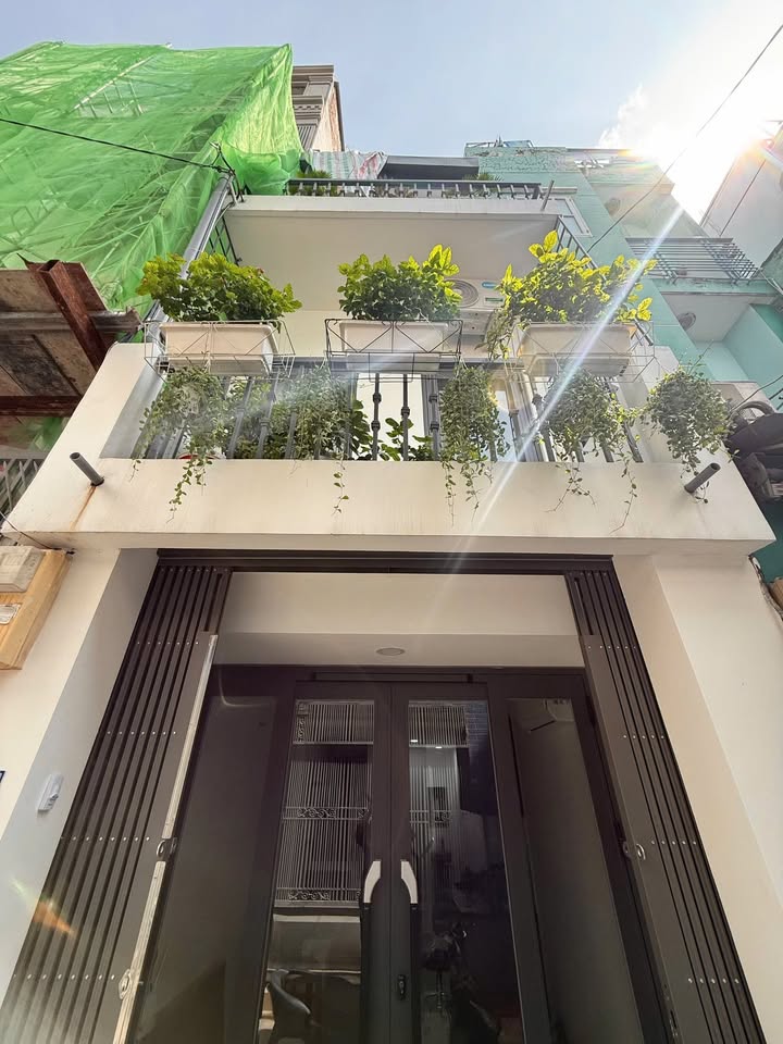 Nhà nguyên căn 1 trệt 2 lầu phường Hòa Hưng 2 phòng ngủ - Giá thỏa thuận, đầy đủ nội thất!