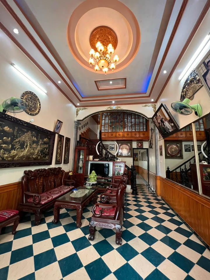 Nhà 3 tầng mặt đường An Dương Vương, TP Hòa Bình 200m² - Vừa ở vừa kinh doanh lý tưởng!