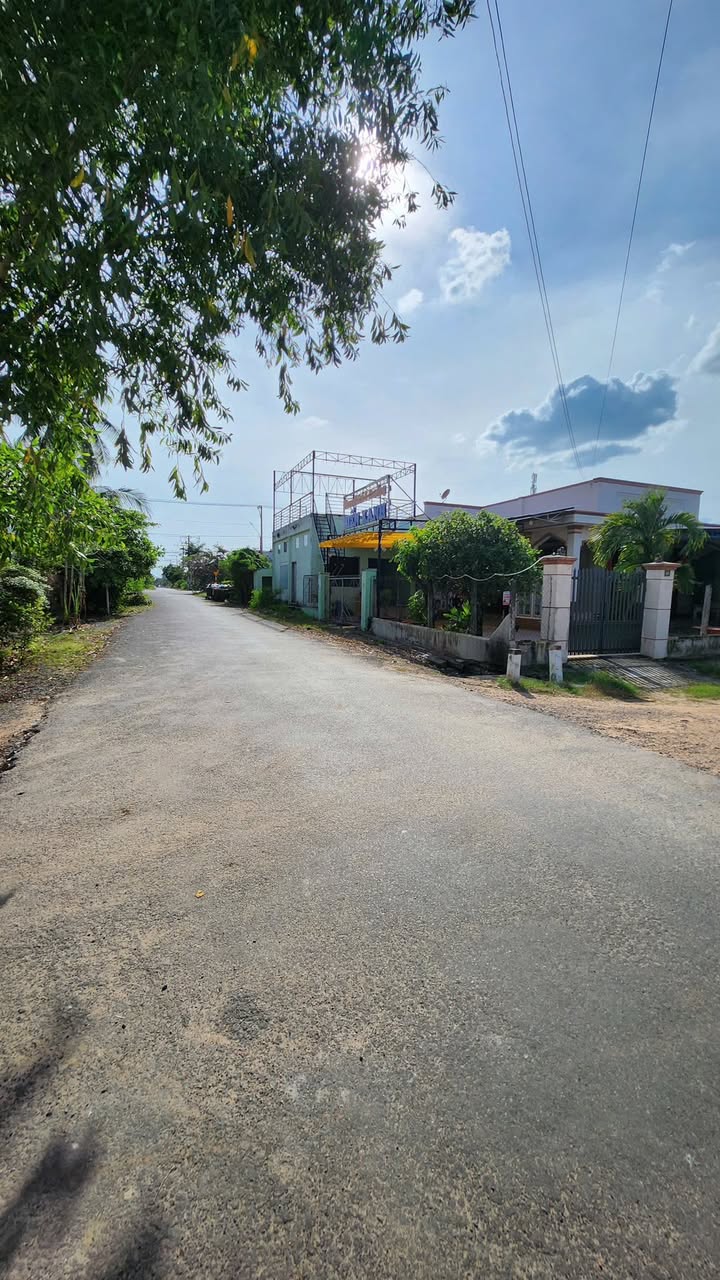 Nhà phố Hòa Thành 125m² giá 1.65 tỷ - Thiết kế hiện đại, sẵn sàng ở ngay!