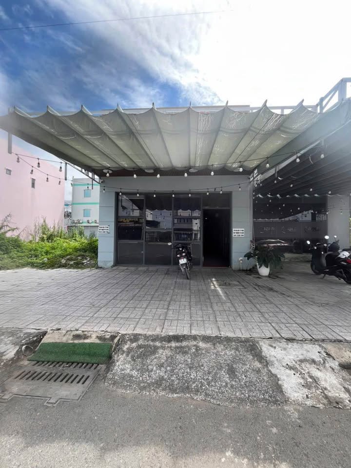 Nhà mặt tiền đường Nguyễn Thái Học, Long Xuyên, 150m² - Giá chỉ 6 tỷ, thương lượng chính chủ!