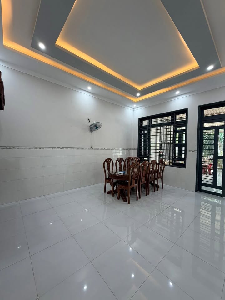 Nhà Tân Xuân 330m² giá 2.6 tỷ - Sân đậu ô tô, thiết kế hợp lý!