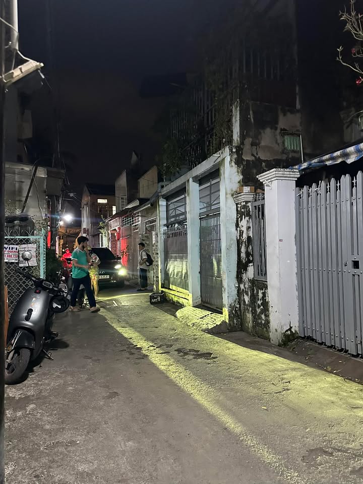 Nhà phố Thủ Đức 80m² giá 5.5 tỷ - Hẻm xe hơi thông thoáng, gần chợ Phước Bình!