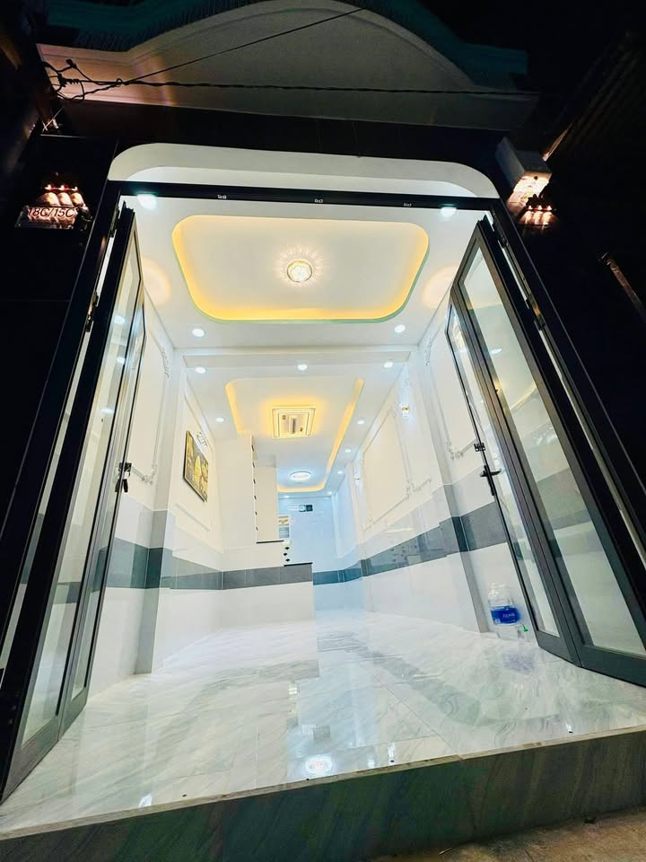 Nhà bán 18C Hoài Thanh, Quận 8, 28m² - Sổ hồng riêng, giao ngay!