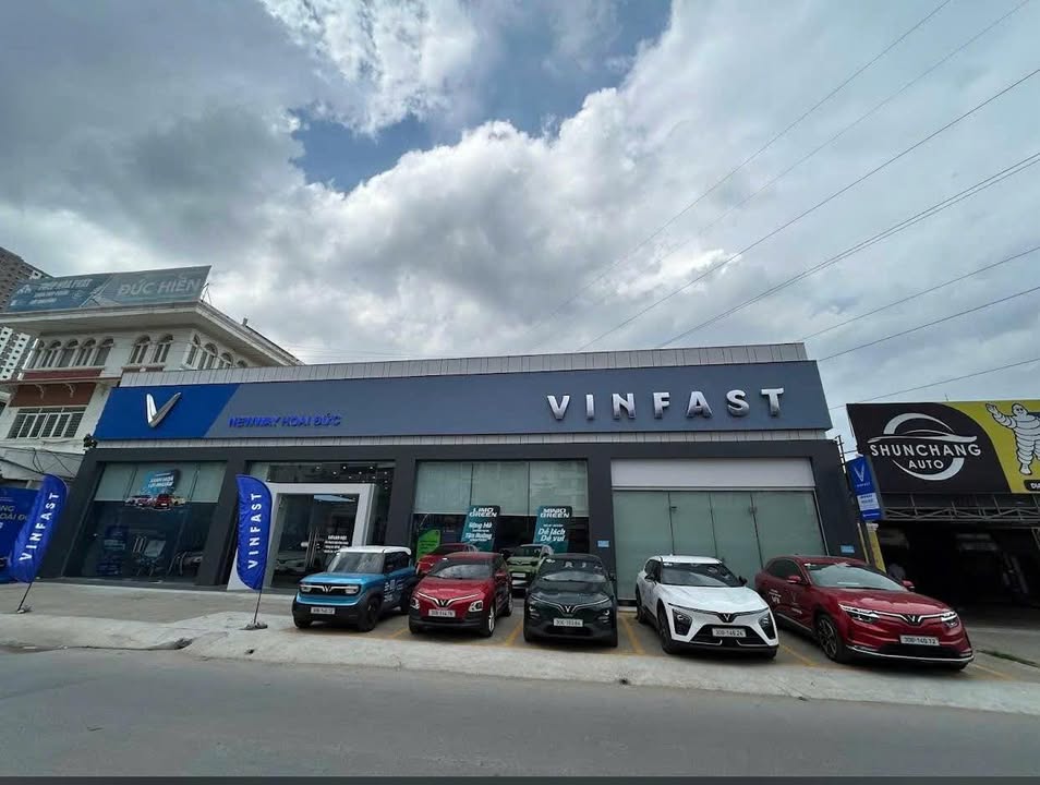 Cho thuê mặt phố Hoàng Quốc Việt 200m² - Mặt tiền 15m, vị trí đắc địa cho kinh doanh!