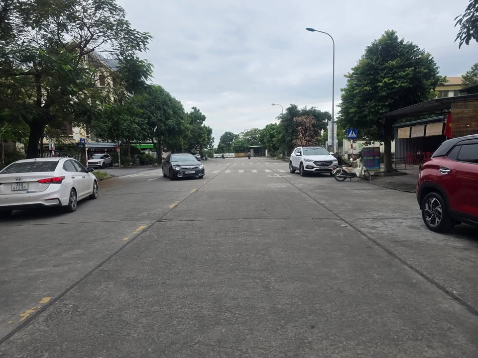 Nhà 3 tầng mặt đường Hoàng Thạch 100m² giá 1 tỷ - Kinh doanh thuận lợi!