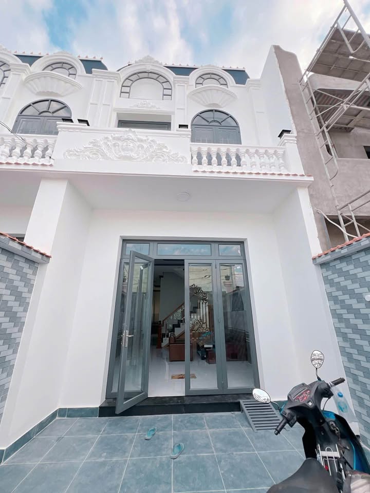 Nhà Tân Cổ Điển Mỹ Lộc, Cần Giuộc 103m² giá 2.7 tỷ - Sổ hồng chính chủ!