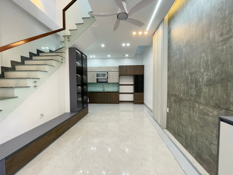 Nhà 3 tầng phường Trần Lãm 40m² giá 2.xxx - Ô tô vào tận cửa, bàn giao ngay!