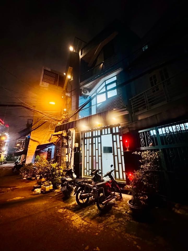 Nhà Hồng Bàng Quận 6 32m² giá 5 tỷ - Kết cấu 4 tầng thoáng mát!