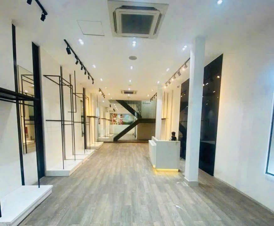 Cho thuê nhà 2 tầng mặt tiền đường Lê Duẩn, Đà Nẵng 103m² - Kinh doanh thuận lợi!