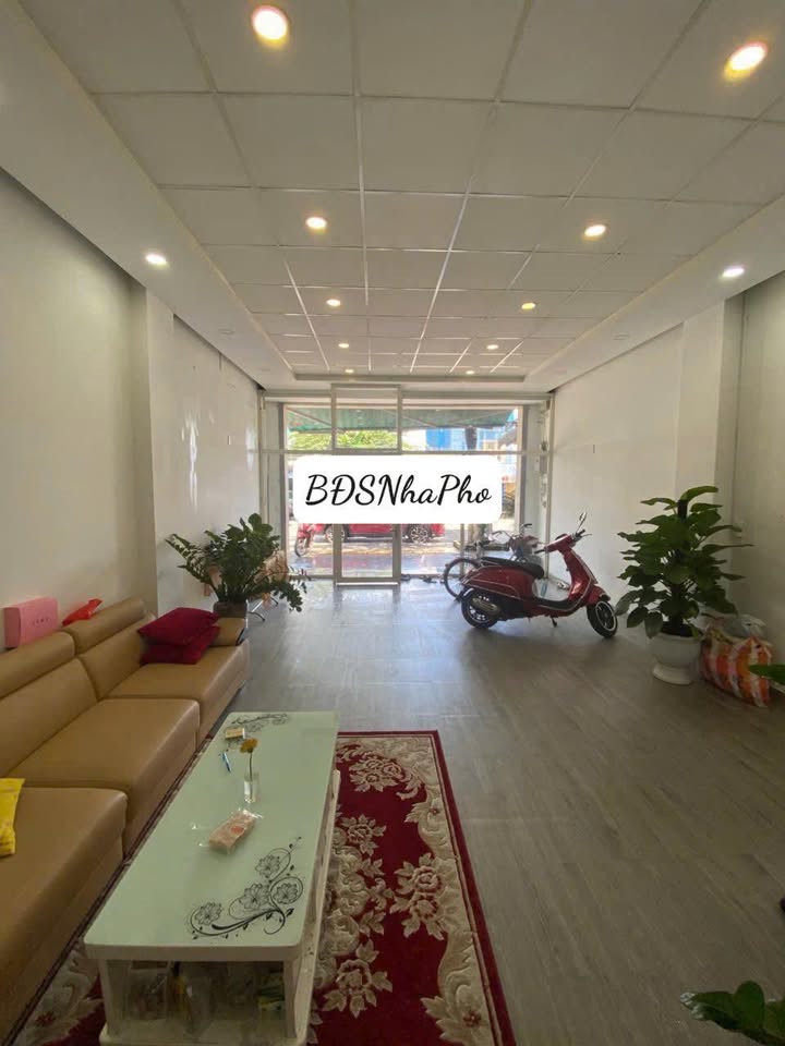 Nhà mặt tiền 2 tầng tại Hải Châu, Đà Nẵng, diện tích 123m² - Giá thuê chỉ 25 triệu/tháng!