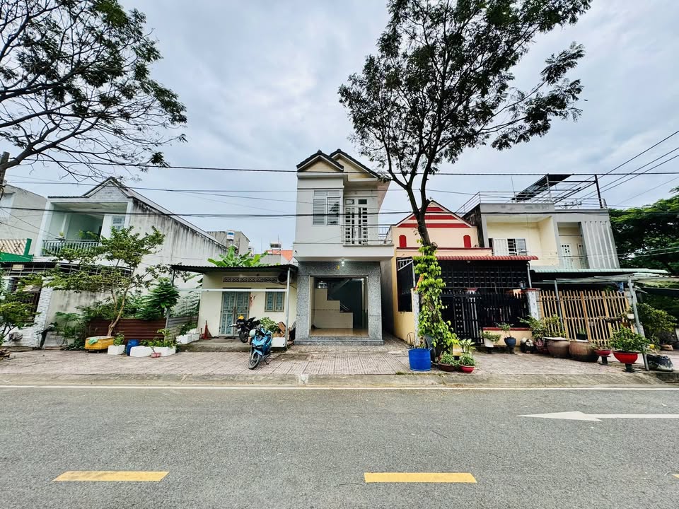 Nhà phố Đông Hòa 100m² giá 4.8 tỷ - Pháp lý đầy đủ, sẵn sàng giao dịch!