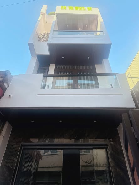 Nhà Gốc Dân xây Độc Lập, Đình Đông 55m² giá 3.85 tỷ - Sân cổng riêng, nội thất đầy đủ!