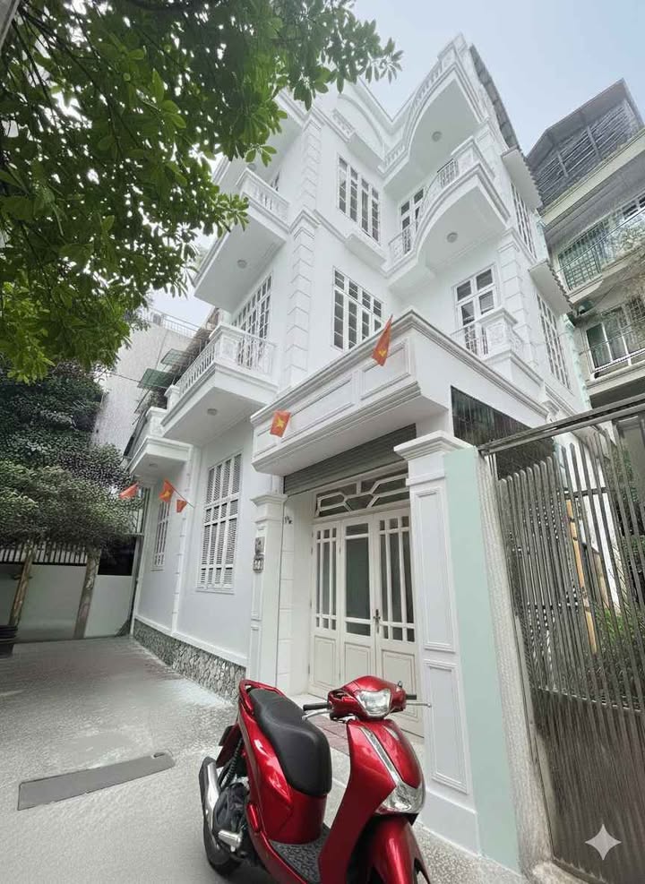 Nhà 4 tầng Xuân Đỉnh 95m² giá 17 tỷ - Mặt tiền 11m, ô tô vào tận nơi!