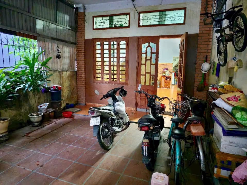 Nhà 2 tầng Ngõ phố Nguyễn Hữu Cầu 72m² giá 1.8 tỷ - Đường ô tô vào tận nơi!