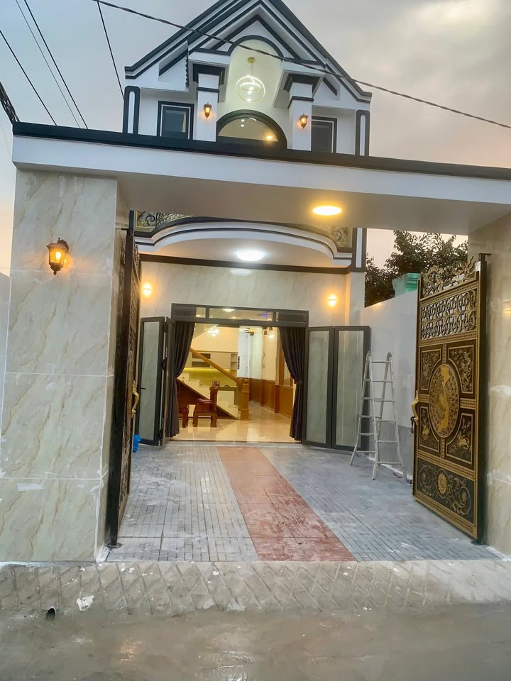 Nhà 125m² tại Mỹ Hạnh Nam, Đức Hoà - Giá 2.7 tỷ - Thiết kế hiện đại, sổ hồng chính chủ!