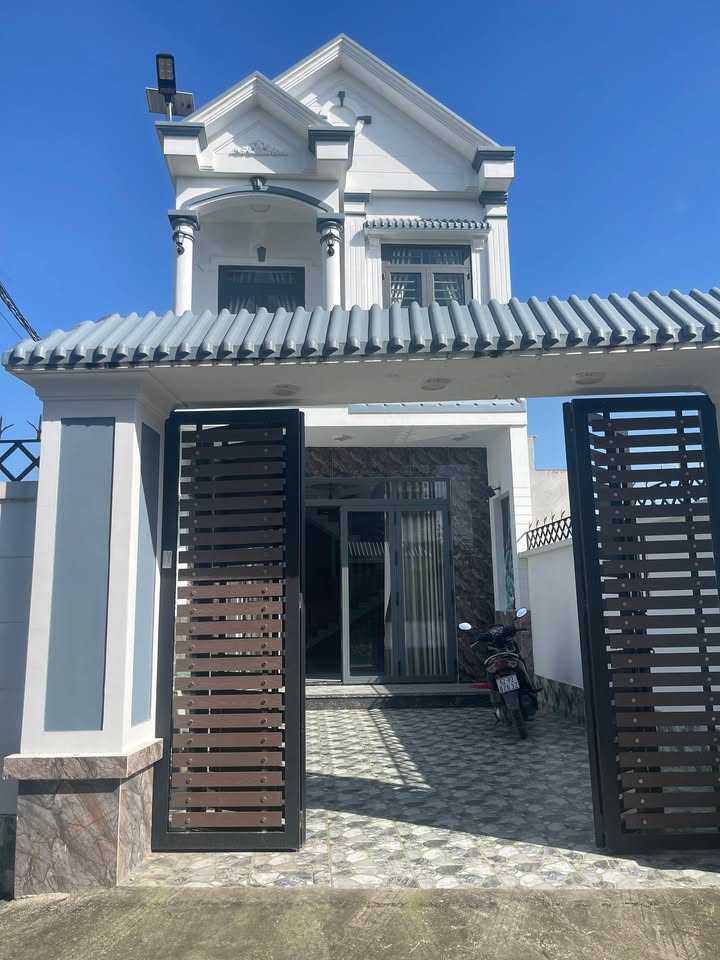 Nhà đẹp tại xã Mỹ Hạnh Bắc, Đức Hoà 100m² giá 2.7 tỷ - Sổ đỏ đầy đủ!